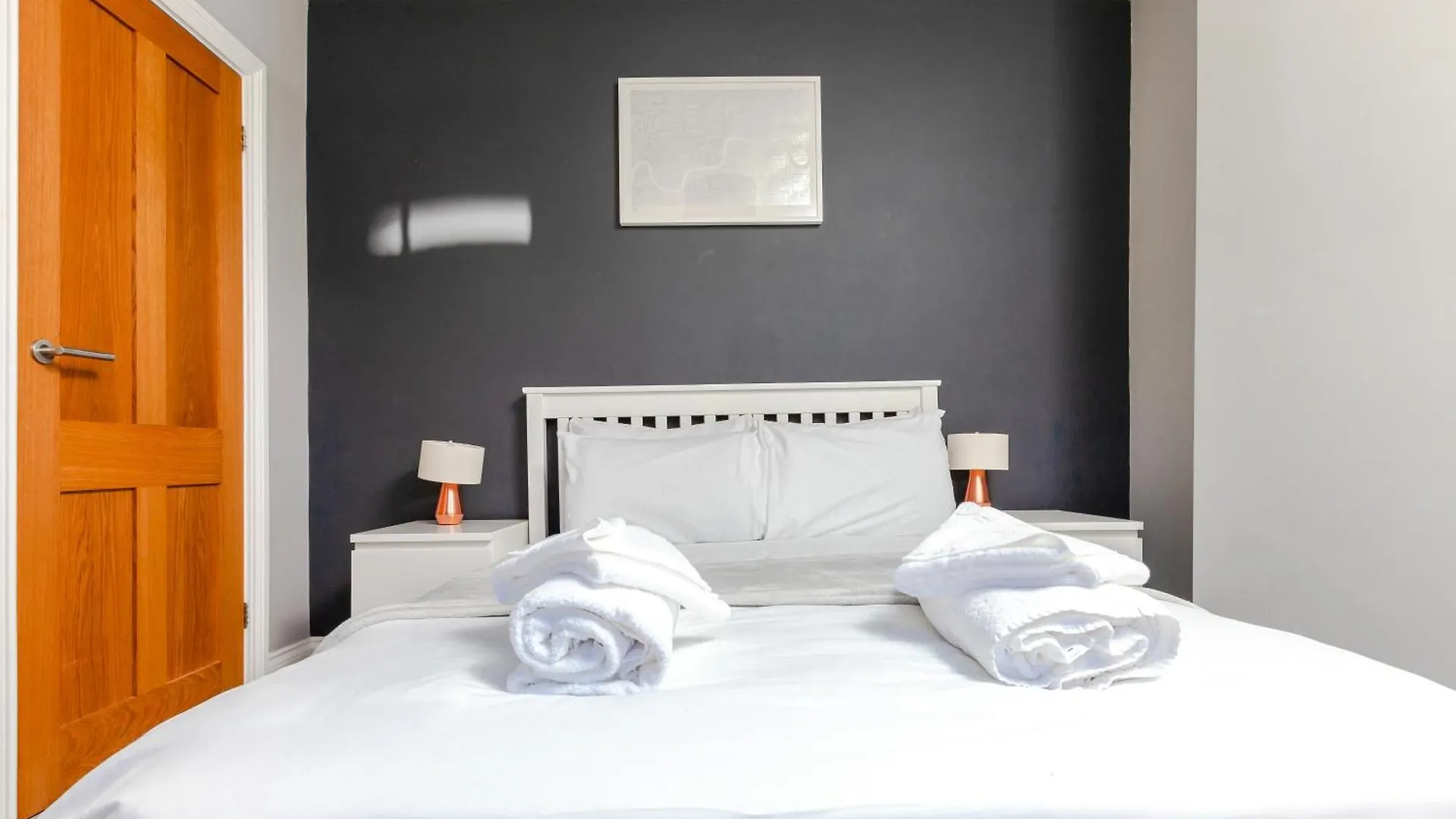 Modern And Stylish 2 Bedroom House In Brighton Apartment